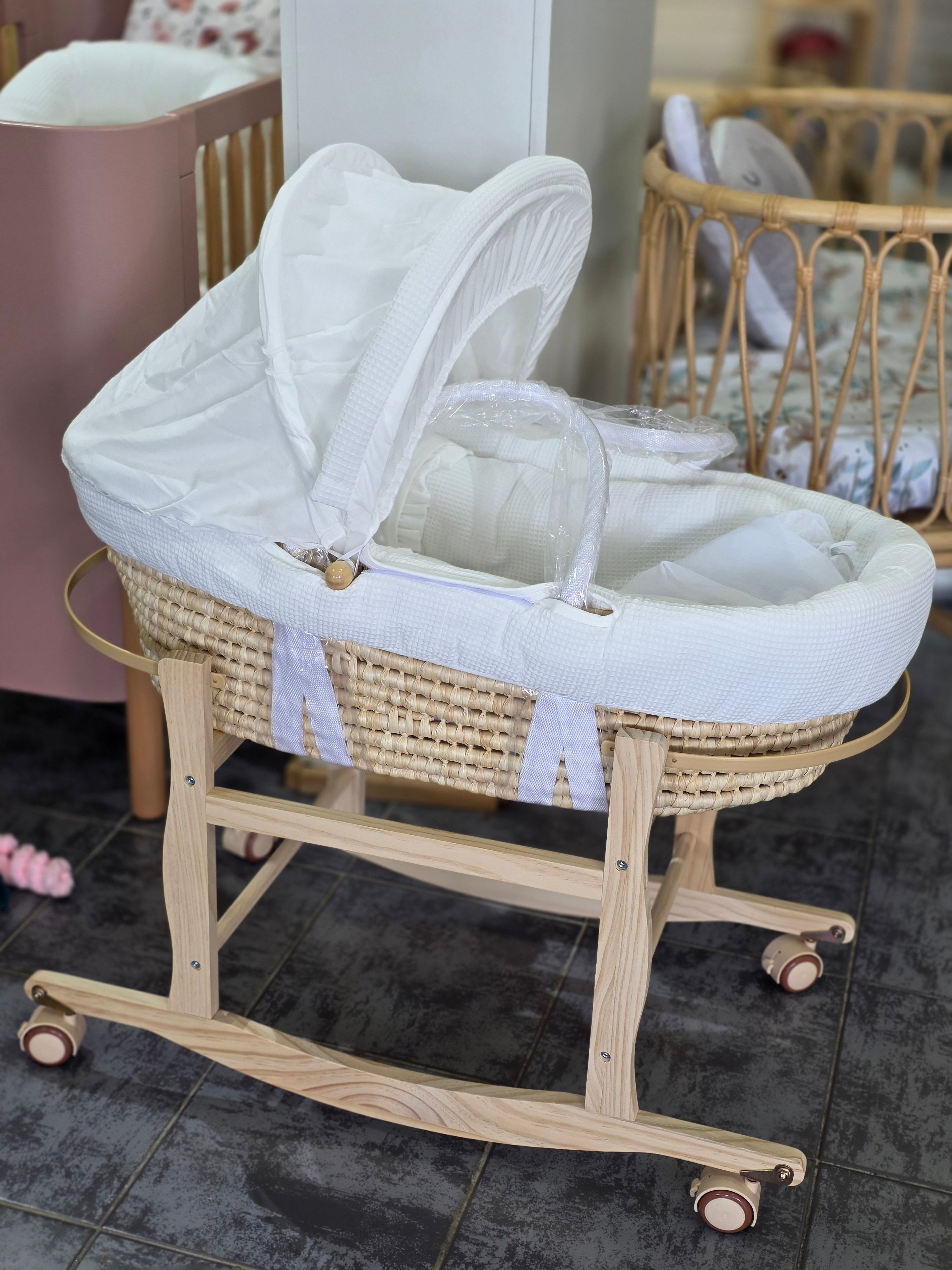 Moses basket + stand
