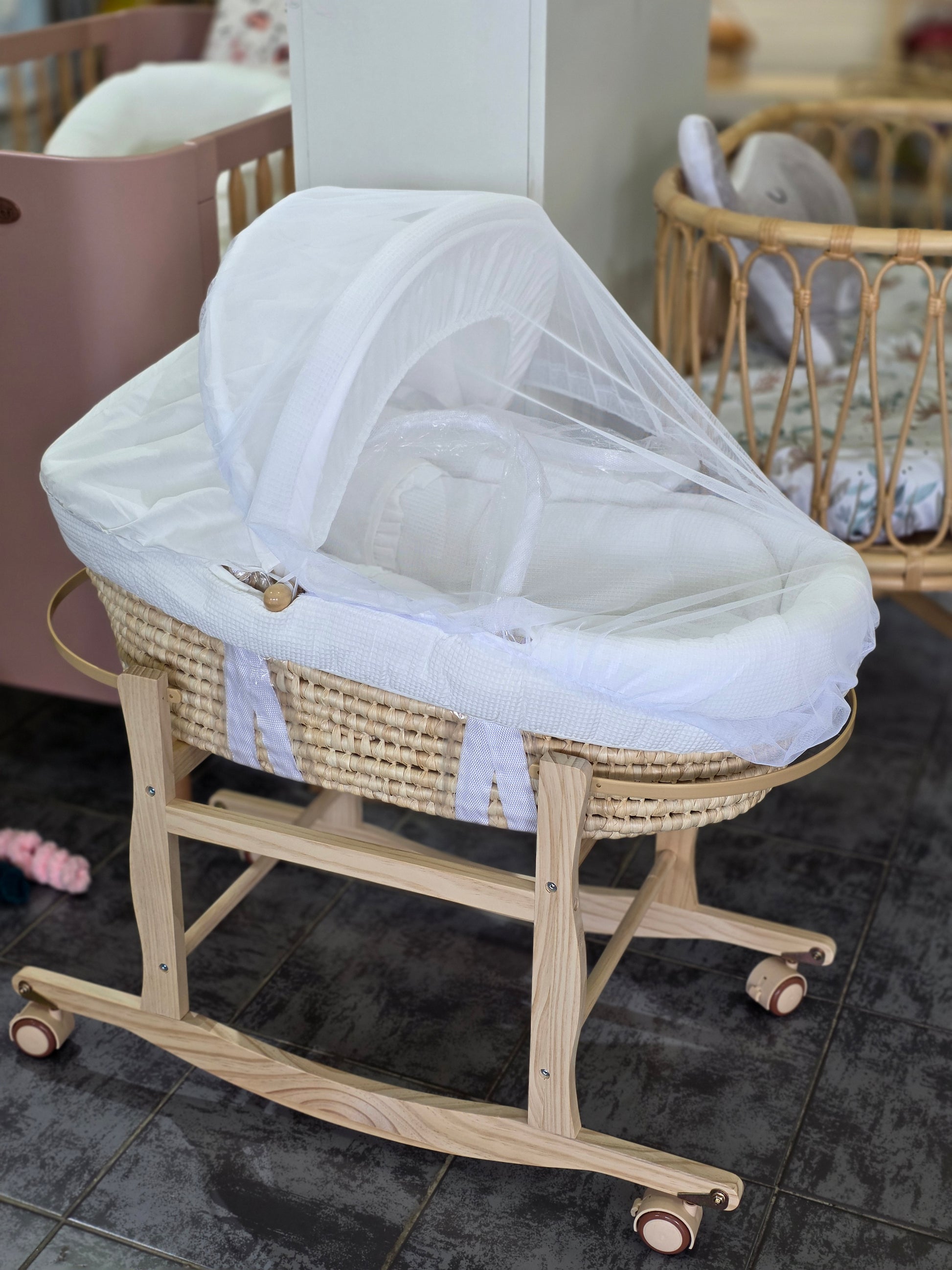 Moses basket + stand