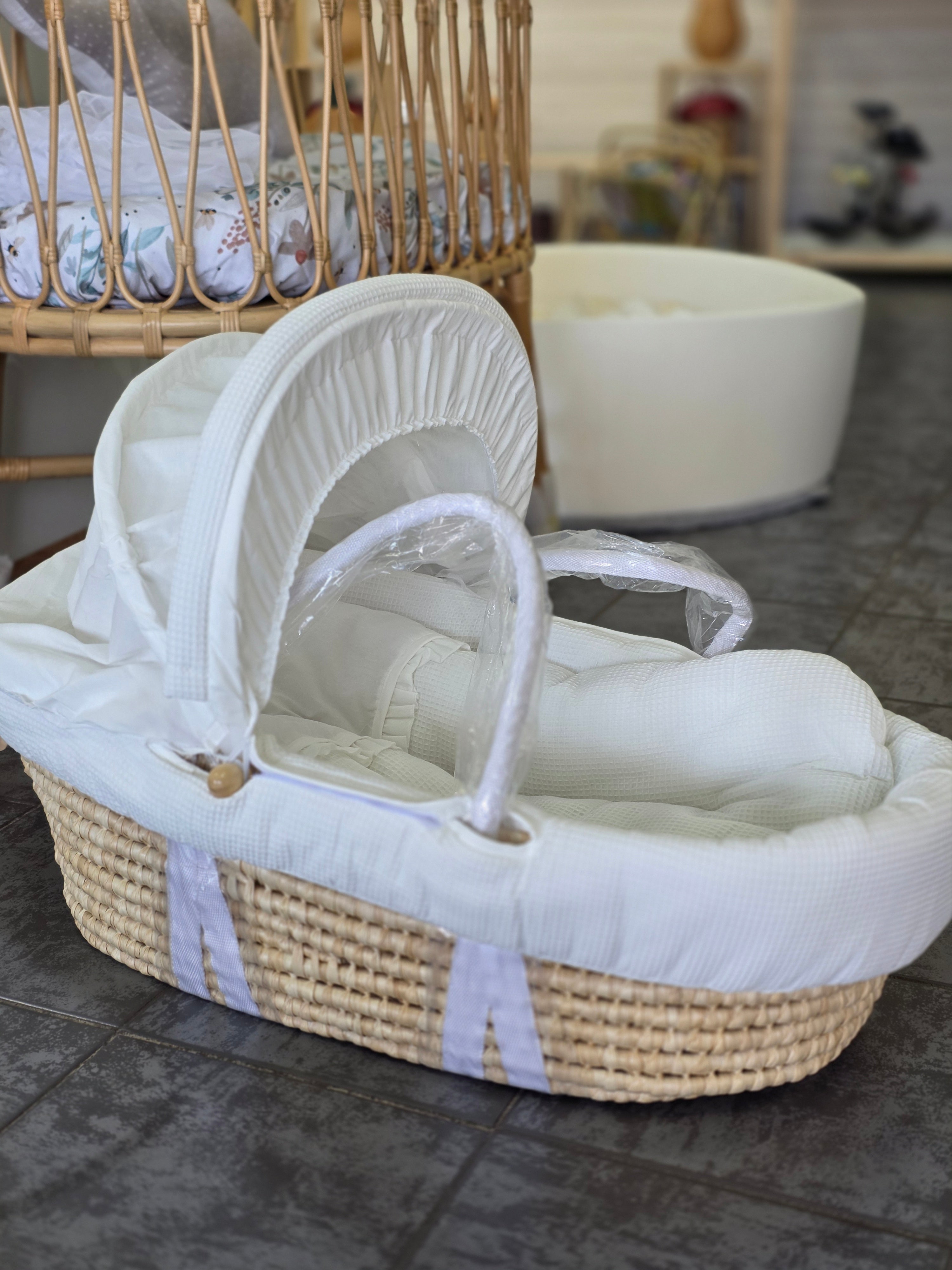 Moses basket + stand