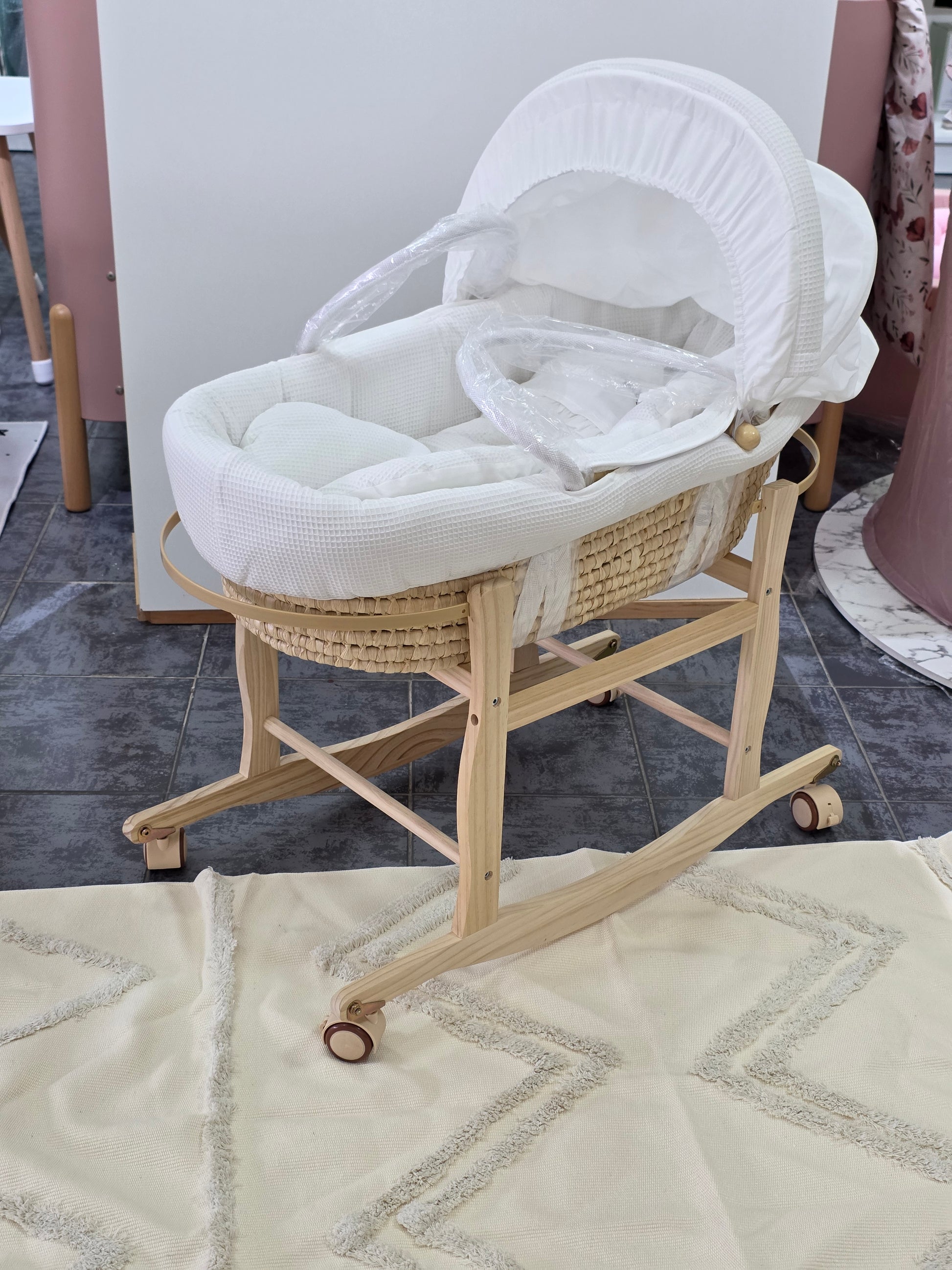 Moses basket + stand