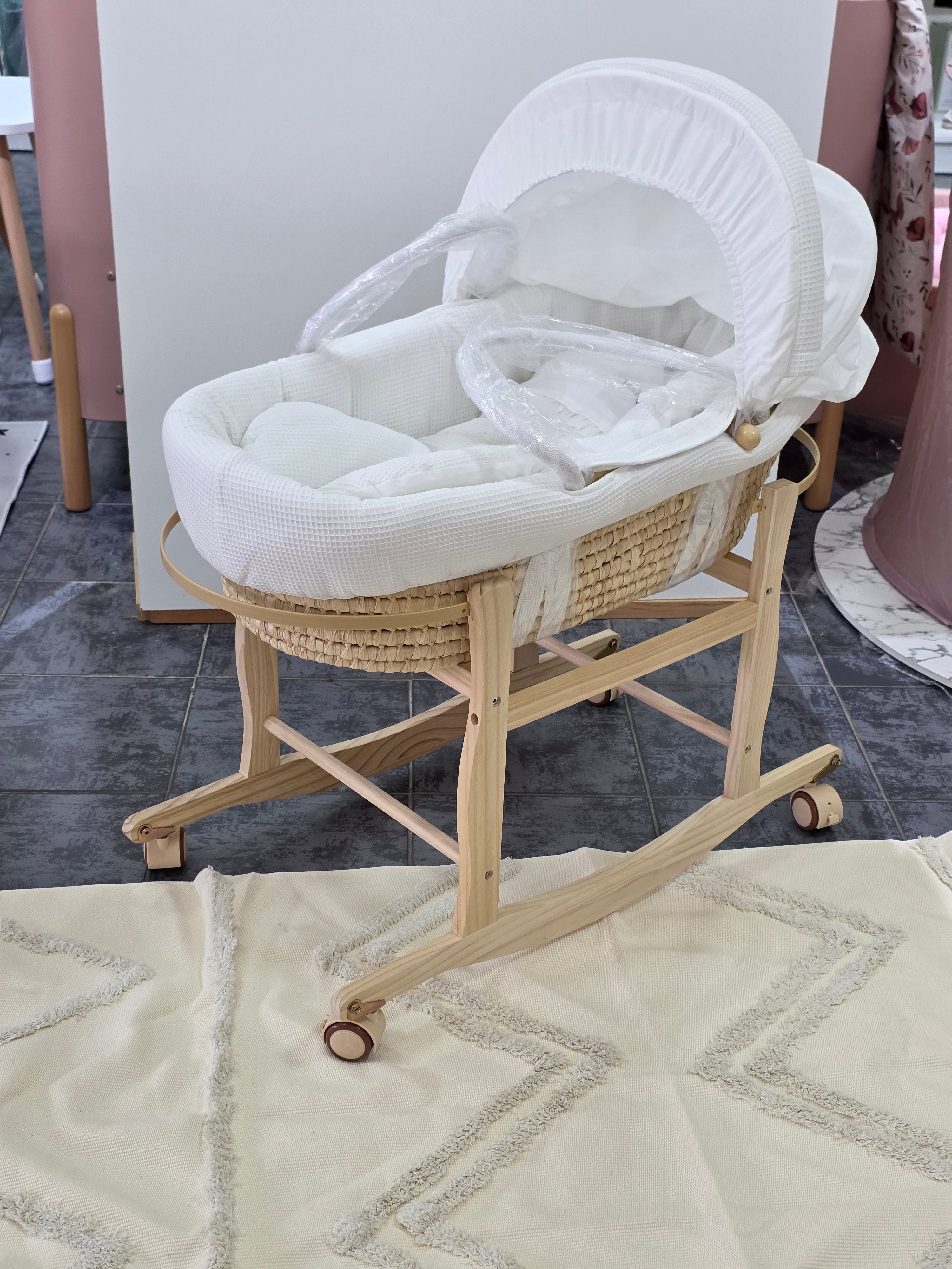 Moses basket + stand